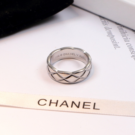 香奈儿菱形格纹戒指 钛钢镶钻戒指情侣指环批发