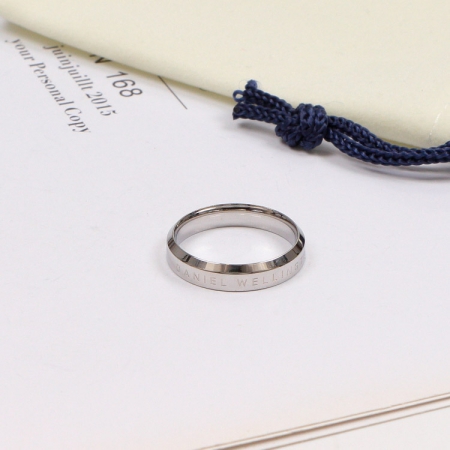 DW 字母钛钢戒指 男女情侣指环配饰 时尚戒指一件代发