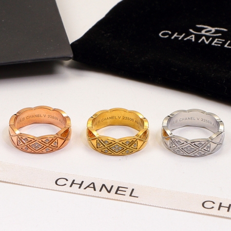 香奈儿镶钻款菱形格纹戒指 时尚钛钢材质新款指环批发