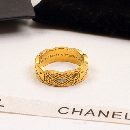 香奈儿镶钻款菱形格纹戒指 时尚钛钢材质新款指环批发 宽版