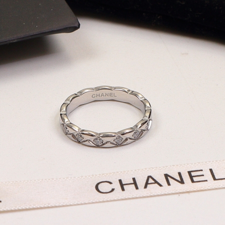 香奈儿镶钻款菱形格纹戒指 时尚钛钢材质新款指环批发 窄版
