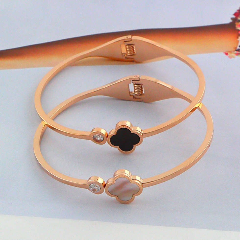 四叶草单钻黑白贝钛钢手镯 欧美个性显气质男女手饰批发