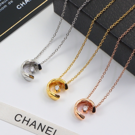 香奈儿菱形纹水冰月项链 时尚钛钢材质新款短链批发